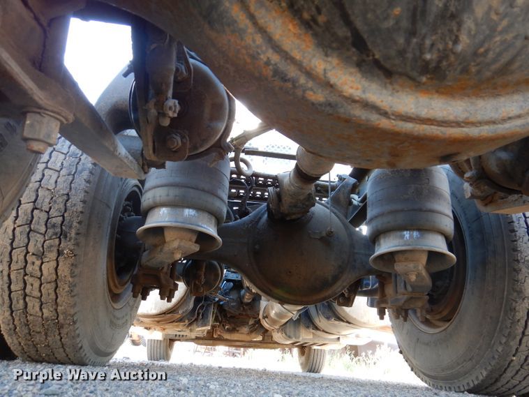 image for item IQ9673 2011 Freightliner Cascadia  semi truck