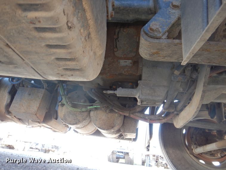 image for item IQ9673 2011 Freightliner Cascadia  semi truck