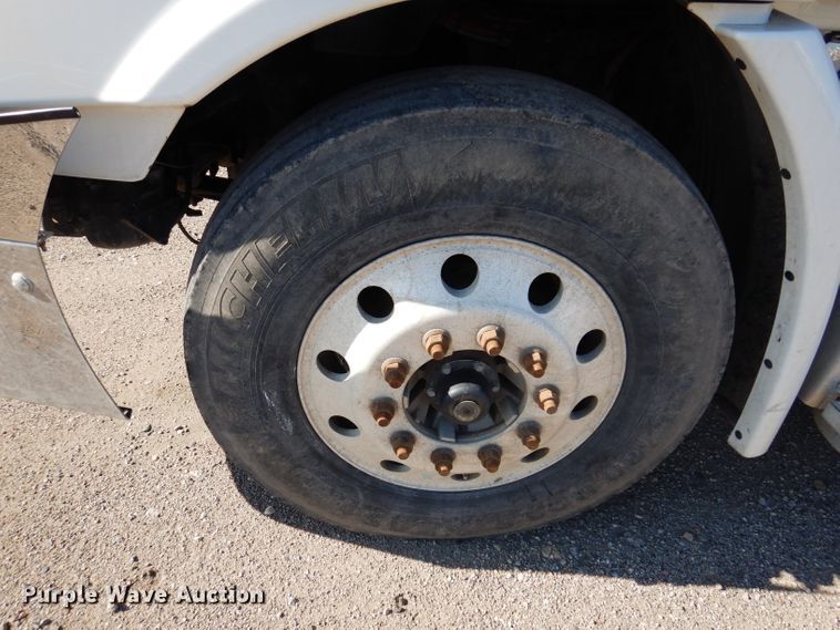 image for item IQ9673 2011 Freightliner Cascadia  semi truck