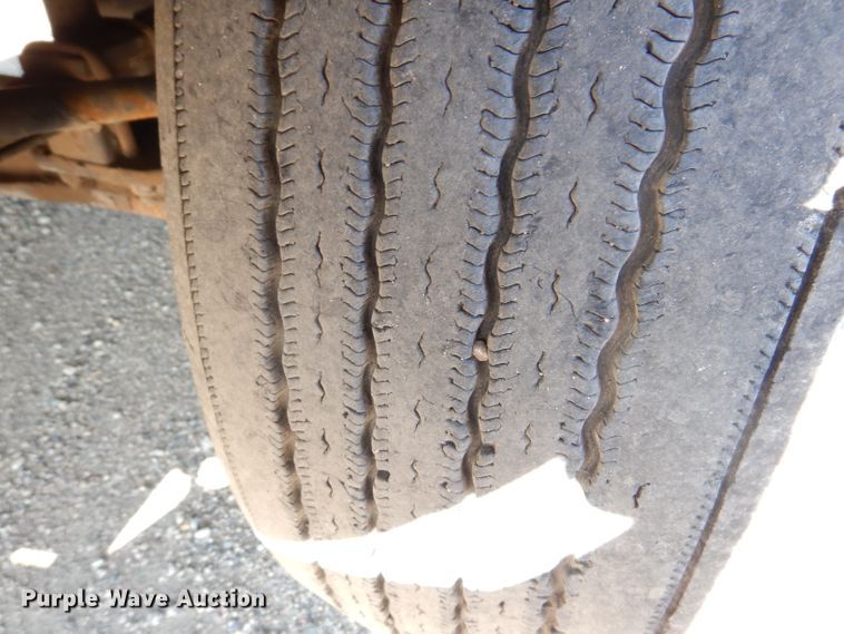 image for item IQ9673 2011 Freightliner Cascadia  semi truck