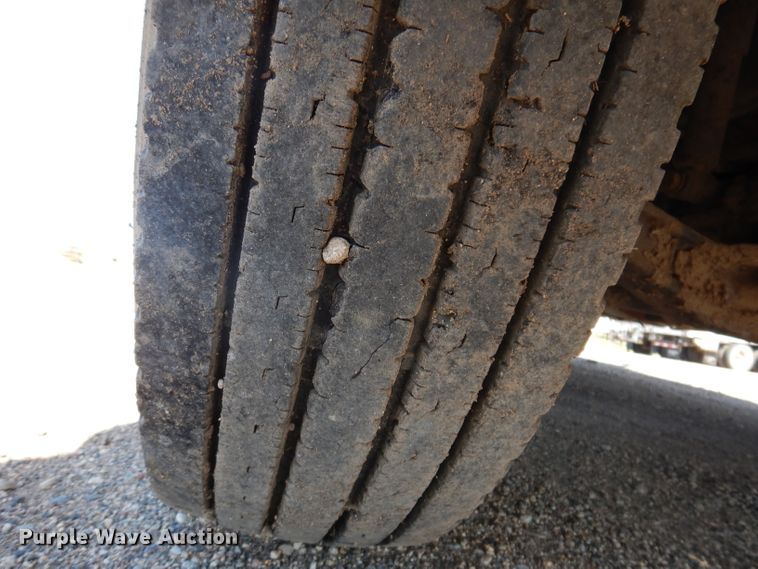 image for item IQ9673 2011 Freightliner Cascadia  semi truck