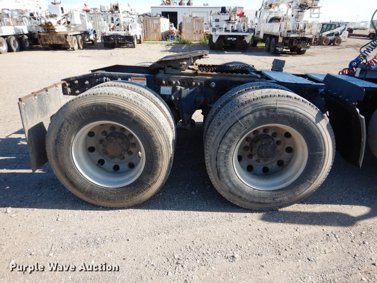 image for item IQ9673 2011 Freightliner Cascadia  semi truck