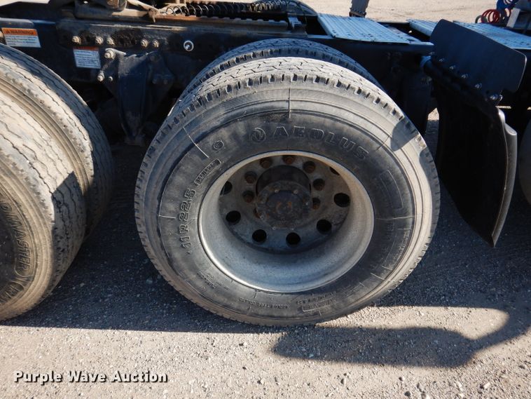 image for item IQ9673 2011 Freightliner Cascadia  semi truck