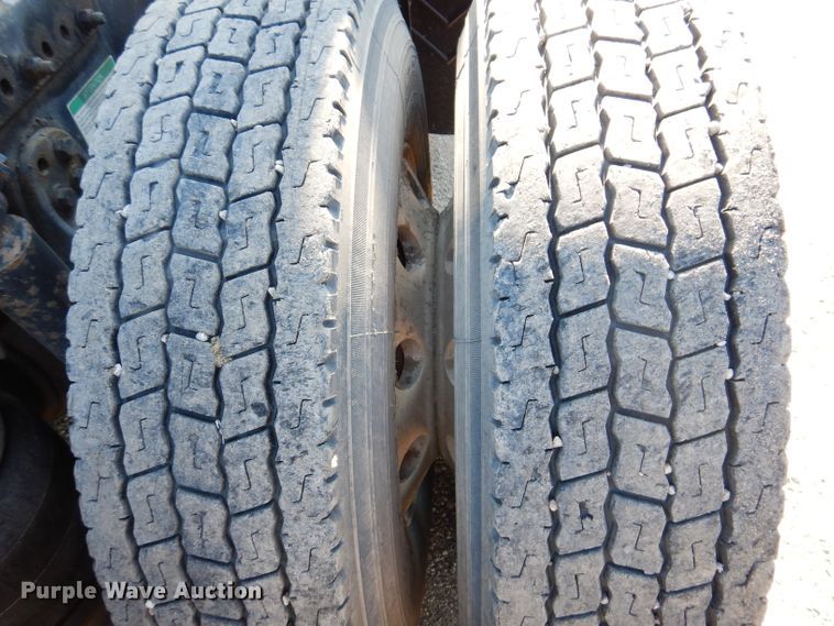 image for item IQ9673 2011 Freightliner Cascadia  semi truck