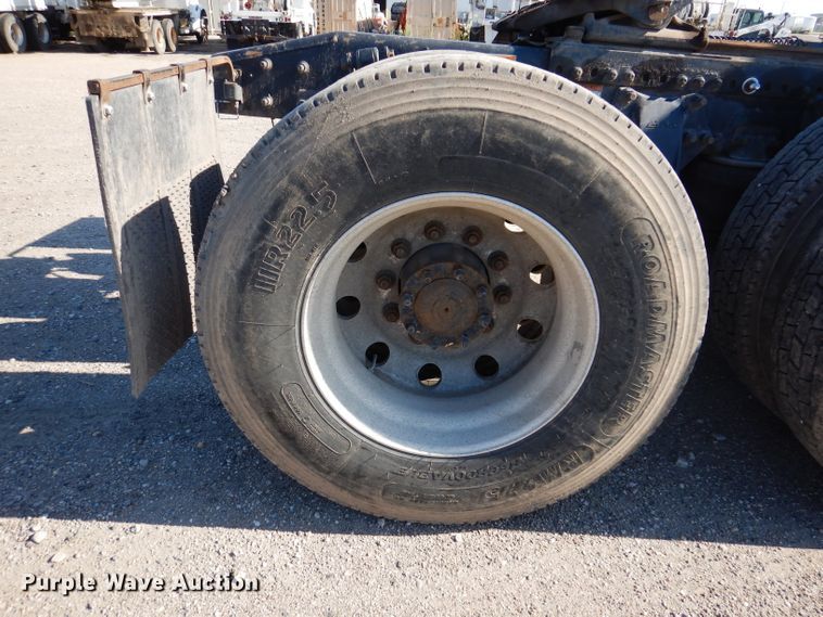 image for item IQ9673 2011 Freightliner Cascadia  semi truck