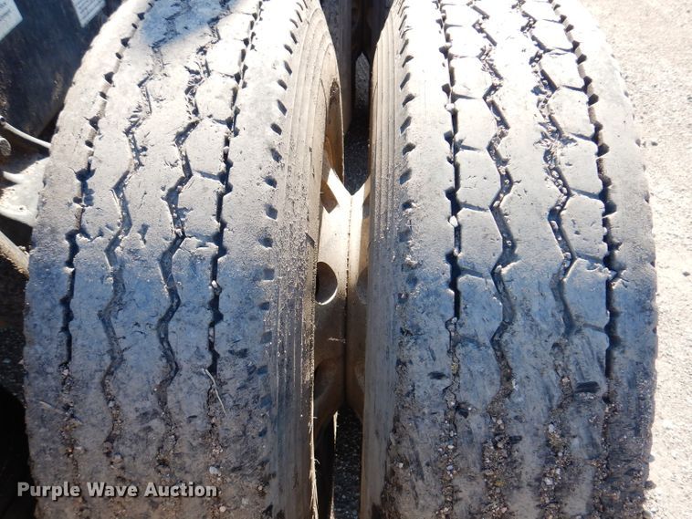 image for item IQ9673 2011 Freightliner Cascadia  semi truck