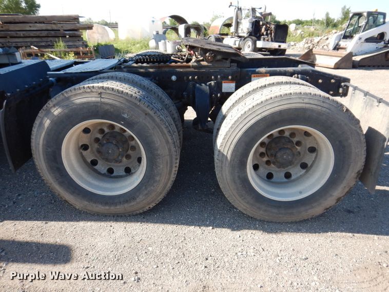 image for item IQ9673 2011 Freightliner Cascadia  semi truck