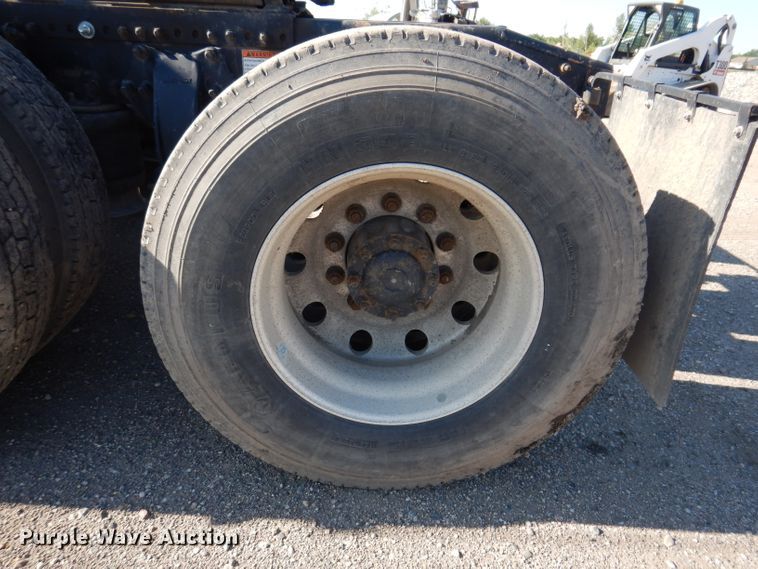 image for item IQ9673 2011 Freightliner Cascadia  semi truck