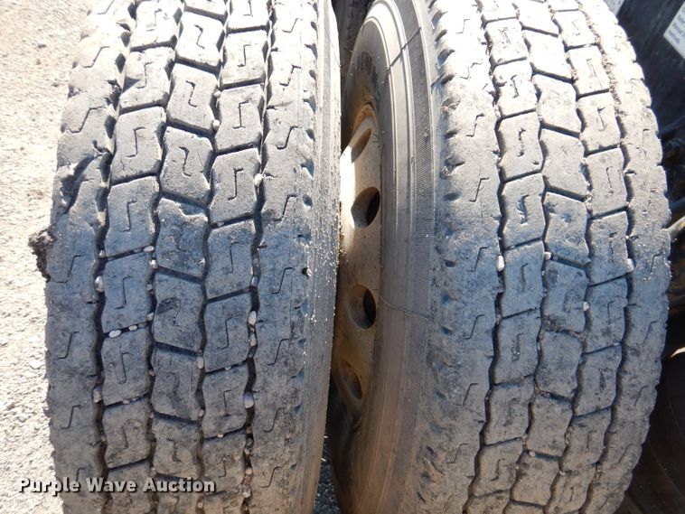 image for item IQ9673 2011 Freightliner Cascadia  semi truck