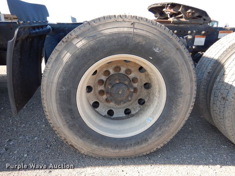 image for item IQ9673 2011 Freightliner Cascadia  semi truck