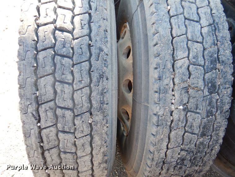 image for item IQ9673 2011 Freightliner Cascadia  semi truck