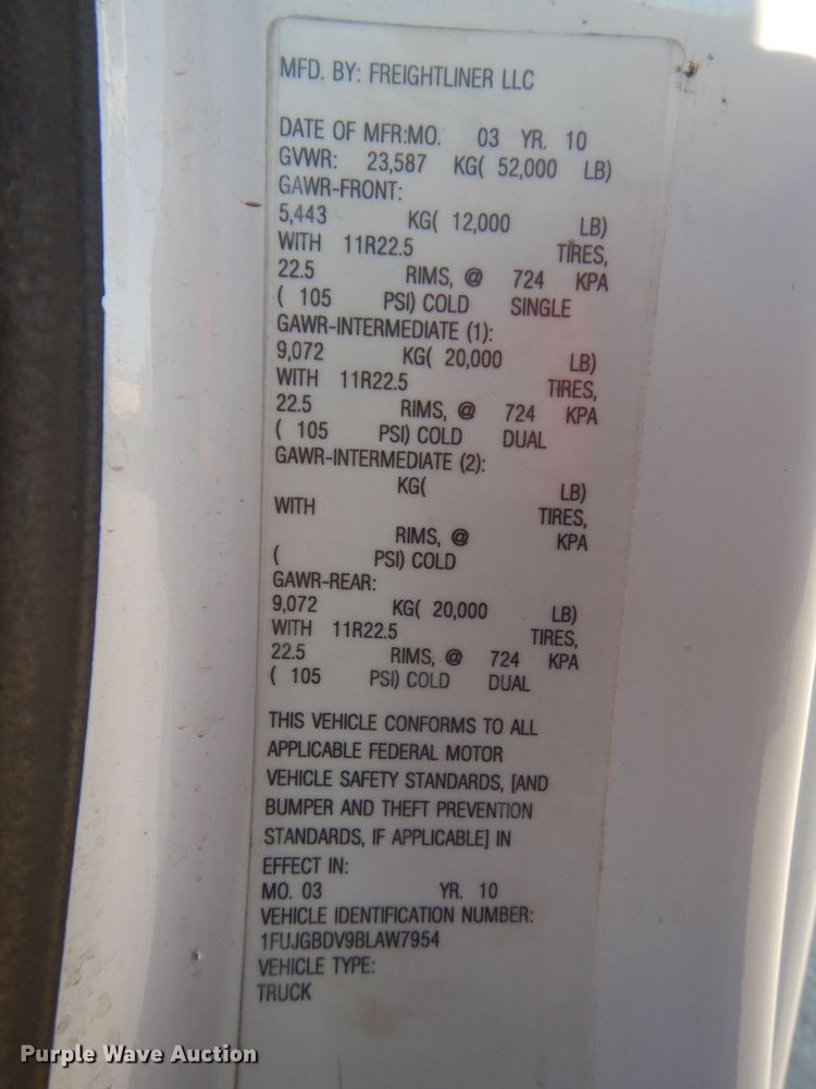 image for item IQ9673 2011 Freightliner Cascadia  semi truck