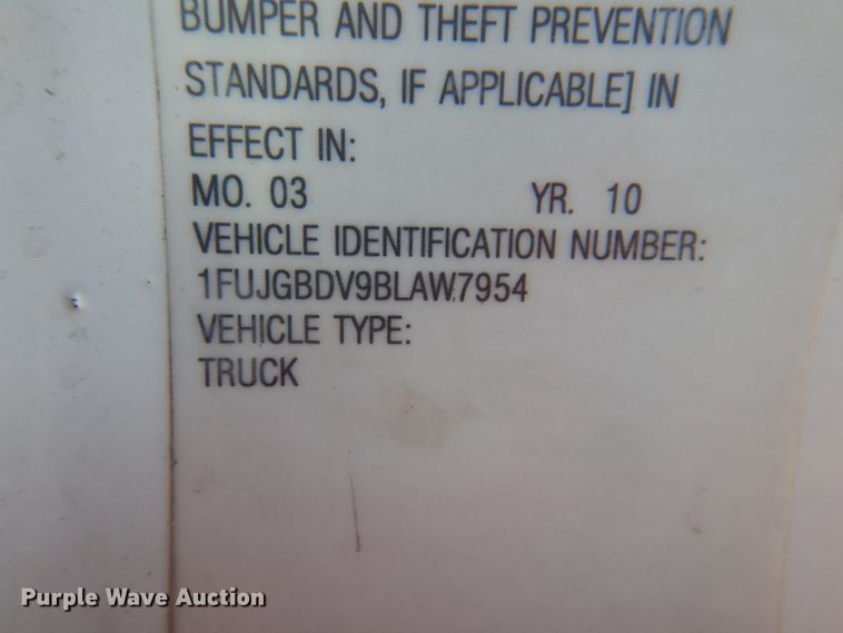 image for item IQ9673 2011 Freightliner Cascadia  semi truck