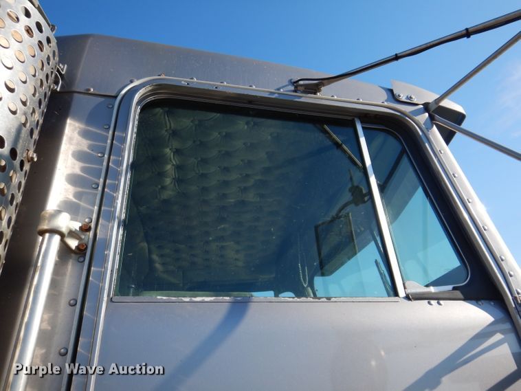 image for item IQ9674 1988 Kenworth W900B  semi truck