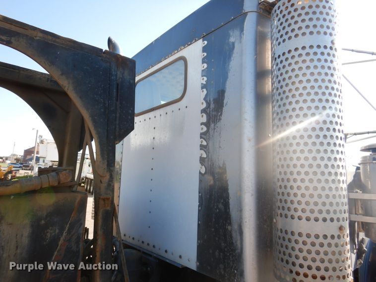 image for item IQ9674 1988 Kenworth W900B  semi truck