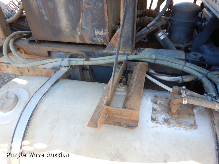 image for item IQ9674 1988 Kenworth W900B  semi truck