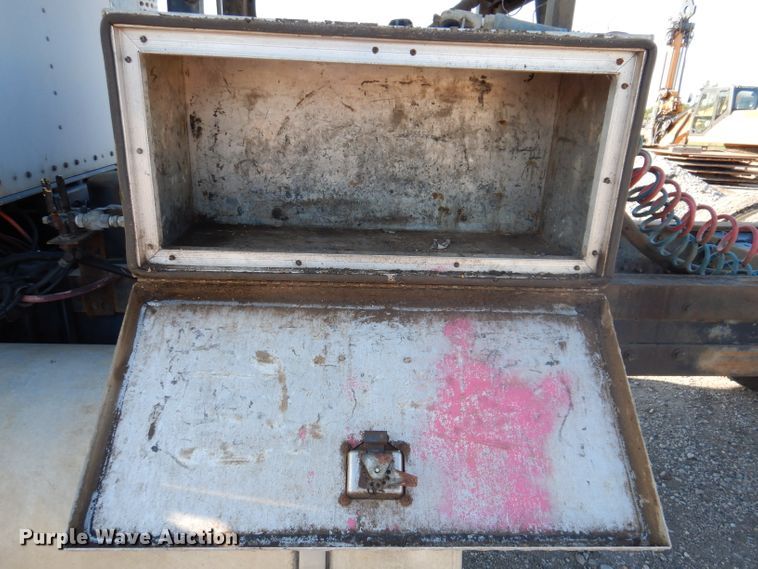 image for item IQ9674 1988 Kenworth W900B  semi truck