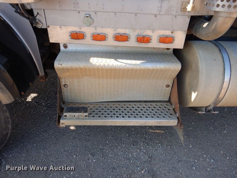 image for item IQ9674 1988 Kenworth W900B  semi truck