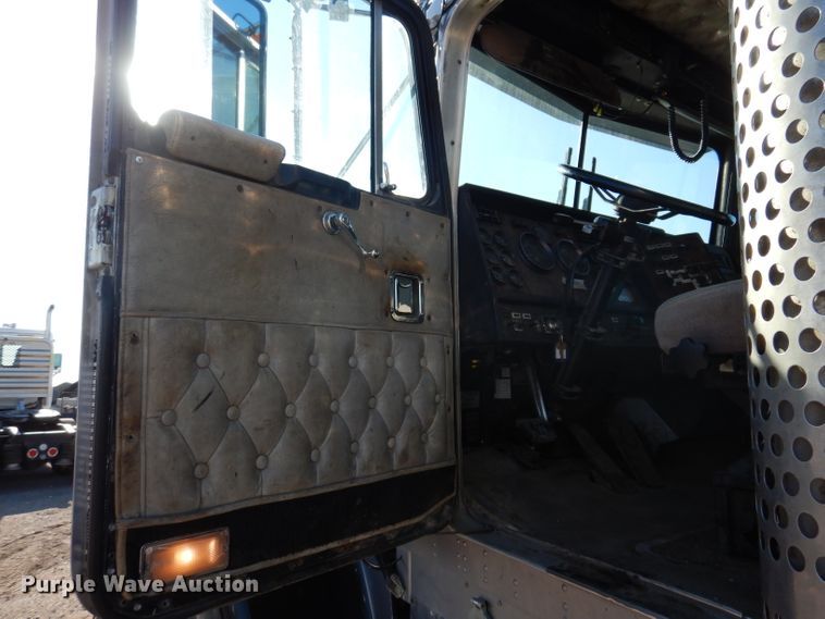 image for item IQ9674 1988 Kenworth W900B  semi truck