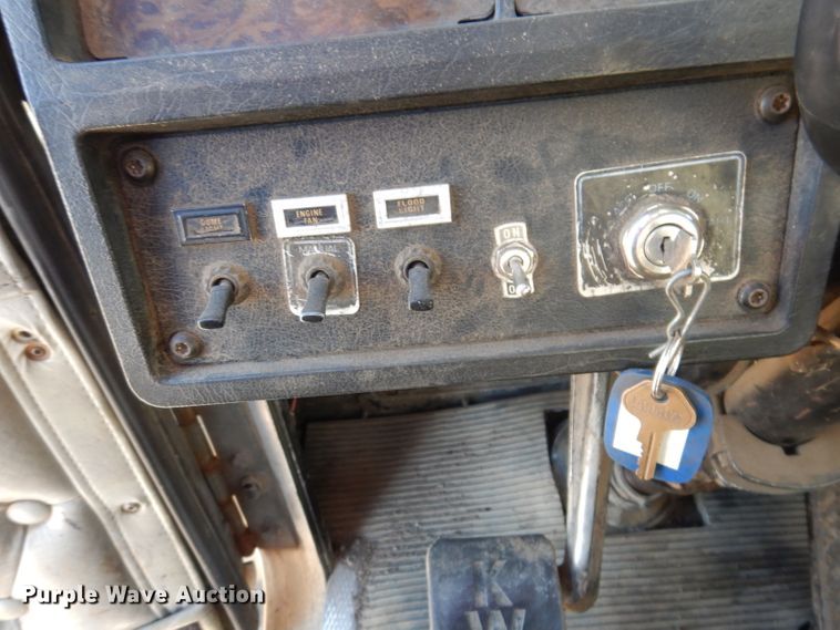 image for item IQ9674 1988 Kenworth W900B  semi truck