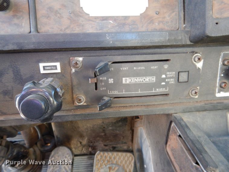 image for item IQ9674 1988 Kenworth W900B  semi truck