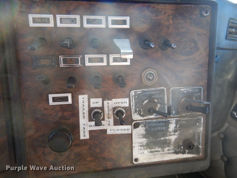 image for item IQ9674 1988 Kenworth W900B  semi truck