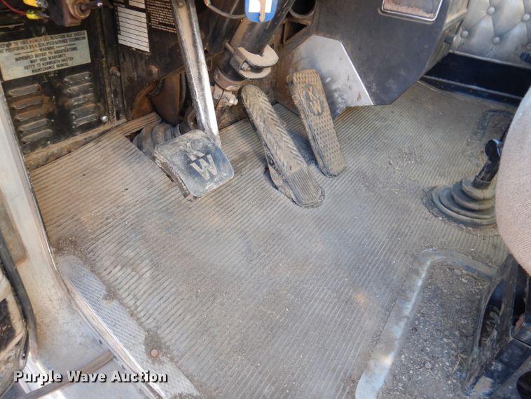 image for item IQ9674 1988 Kenworth W900B  semi truck