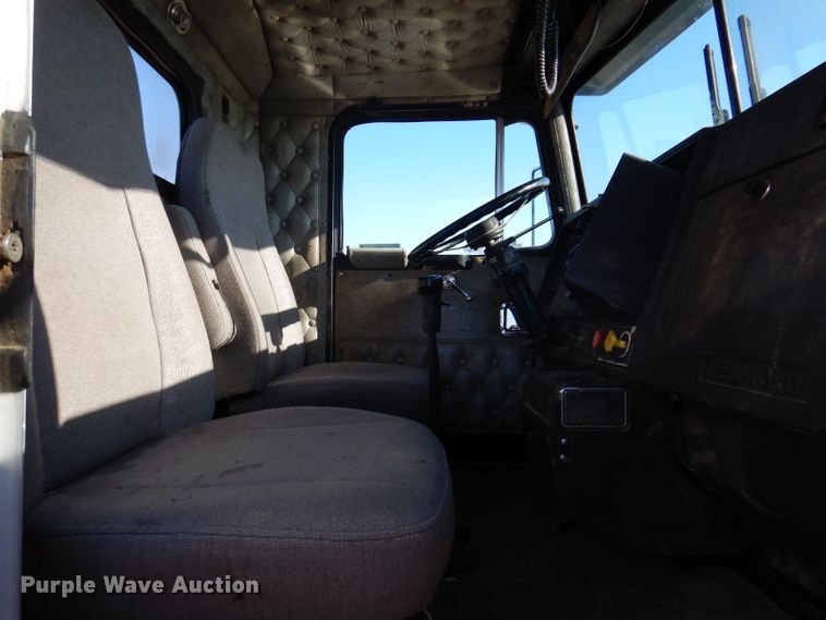 image for item IQ9674 1988 Kenworth W900B  semi truck