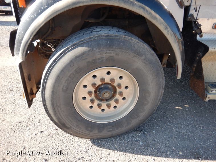 image for item IQ9674 1988 Kenworth W900B  semi truck