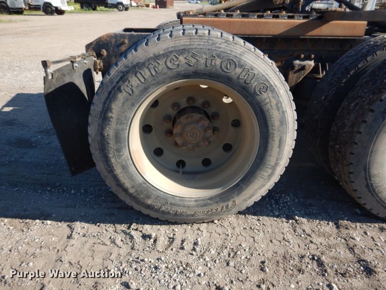 image for item IQ9674 1988 Kenworth W900B  semi truck