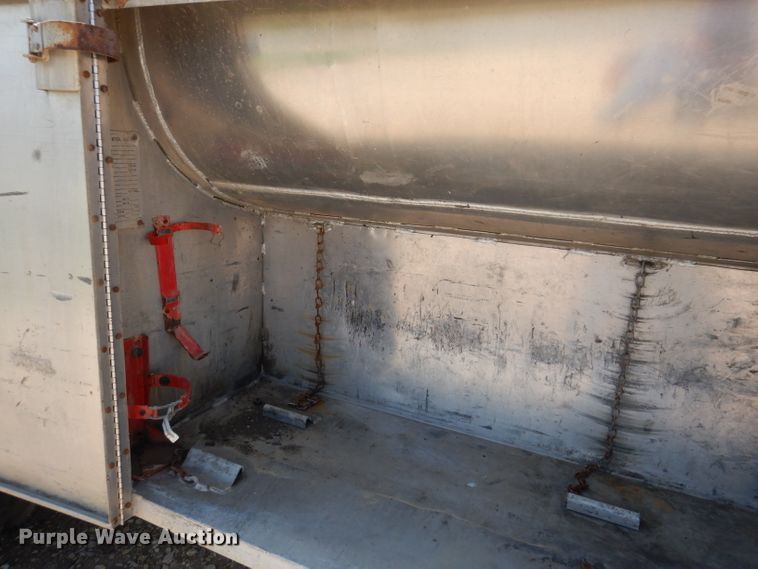 image for item IQ9702 1992 Ford LS8000  fuel truck