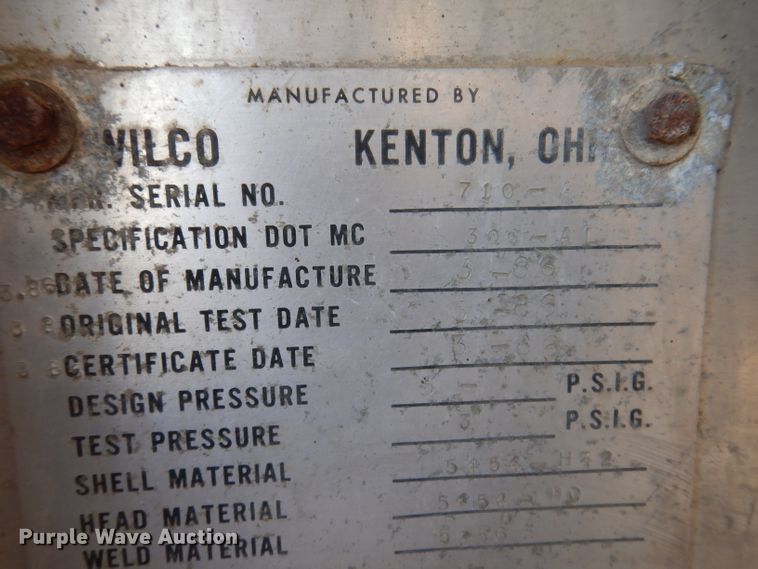 image for item IQ9702 1992 Ford LS8000  fuel truck