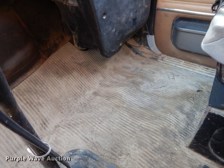 image for item IQ9702 1992 Ford LS8000  fuel truck