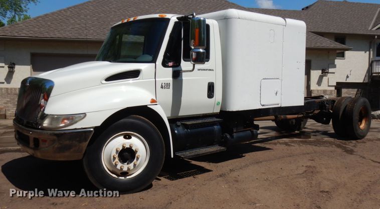 image for item IT9412 2002 International 4300  truck cab and chassis