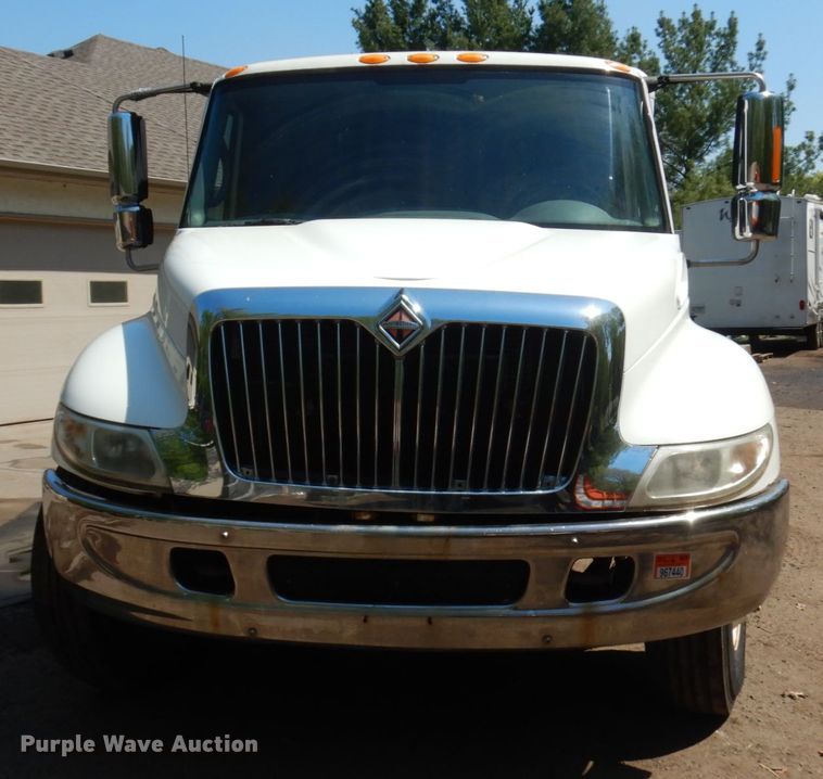 image for item IT9412 2002 International 4300  truck cab and chassis