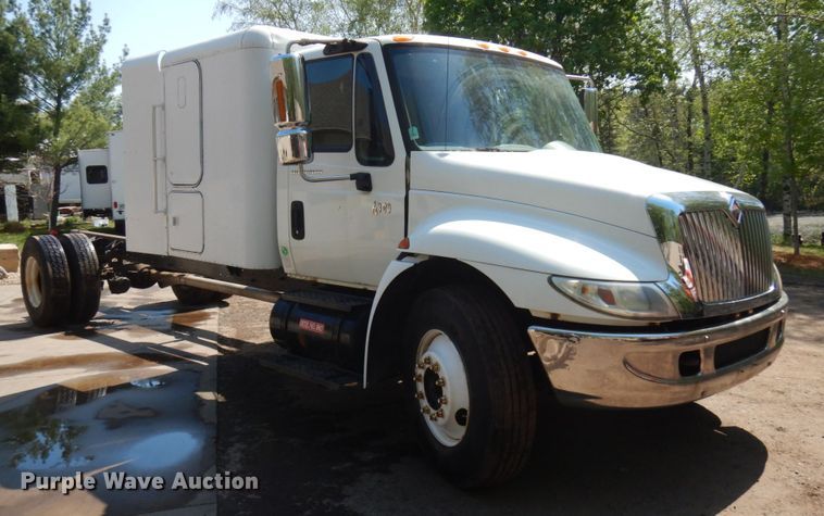 image for item IT9412 2002 International 4300  truck cab and chassis