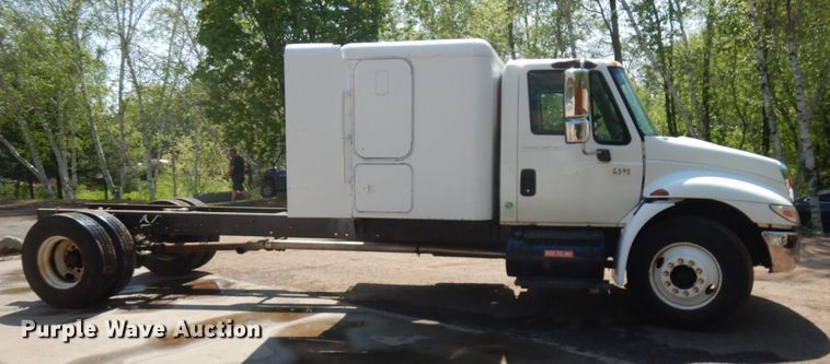 image for item IT9412 2002 International 4300  truck cab and chassis