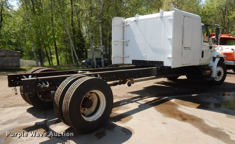 image for item IT9412 2002 International 4300  truck cab and chassis