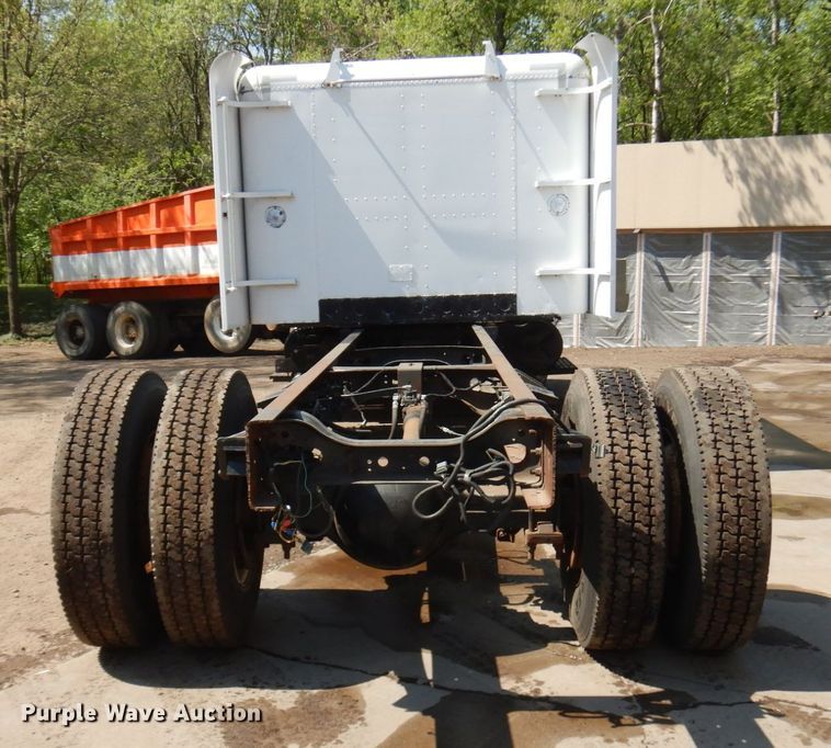 image for item IT9412 2002 International 4300  truck cab and chassis