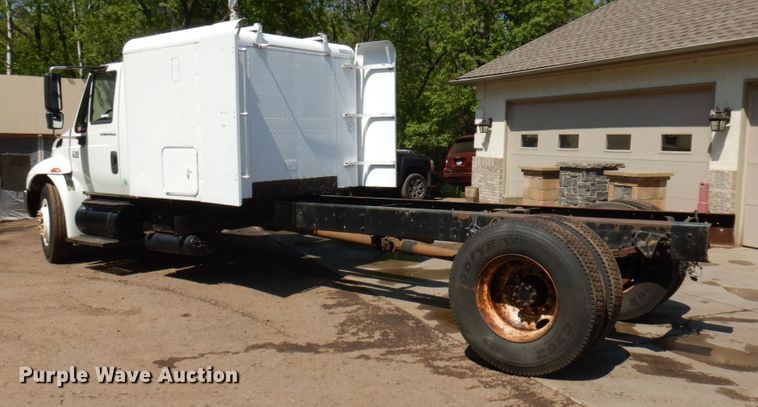 image for item IT9412 2002 International 4300  truck cab and chassis