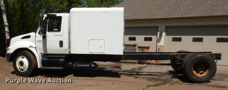 image for item IT9412 2002 International 4300  truck cab and chassis