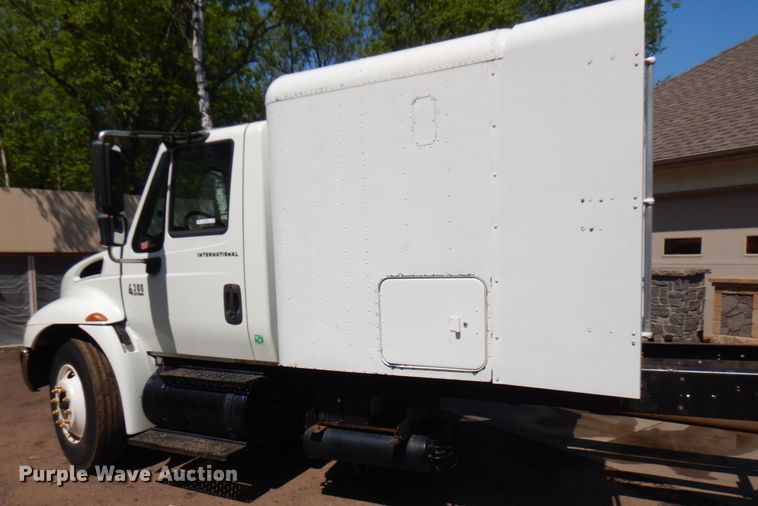 image for item IT9412 2002 International 4300  truck cab and chassis
