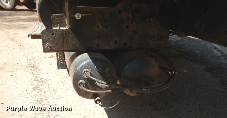 image for item IT9412 2002 International 4300  truck cab and chassis