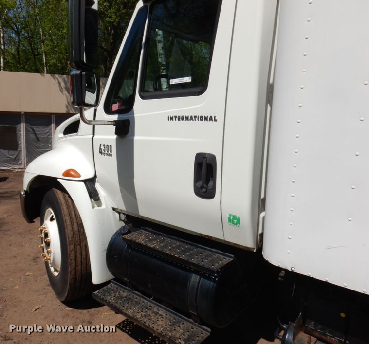 image for item IT9412 2002 International 4300  truck cab and chassis