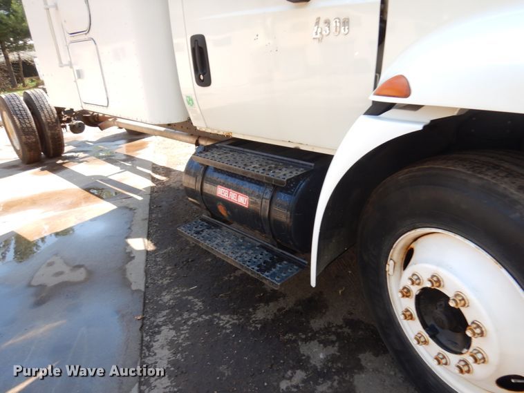 image for item IT9412 2002 International 4300  truck cab and chassis