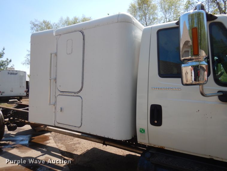 image for item IT9412 2002 International 4300  truck cab and chassis