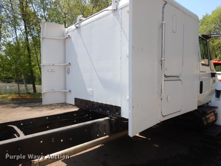 image for item IT9412 2002 International 4300  truck cab and chassis