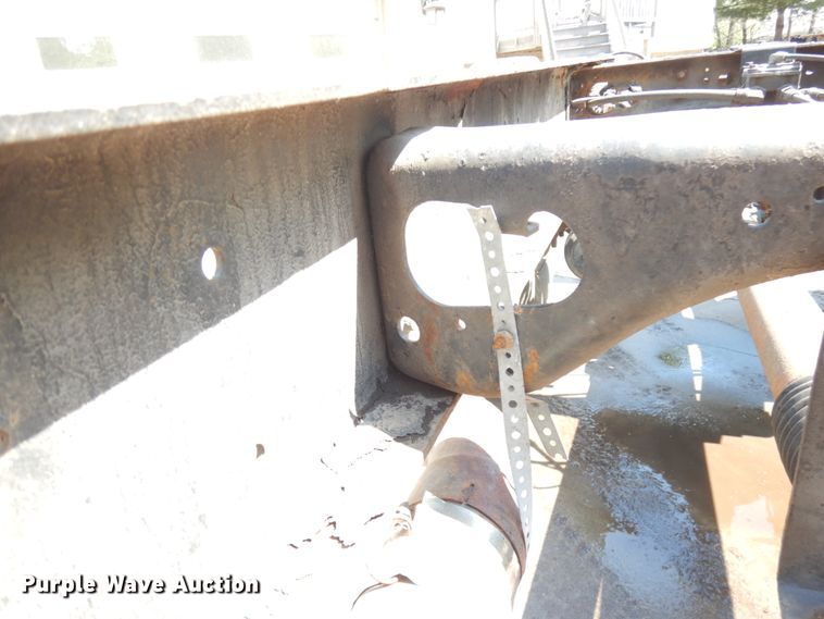 image for item IT9412 2002 International 4300  truck cab and chassis