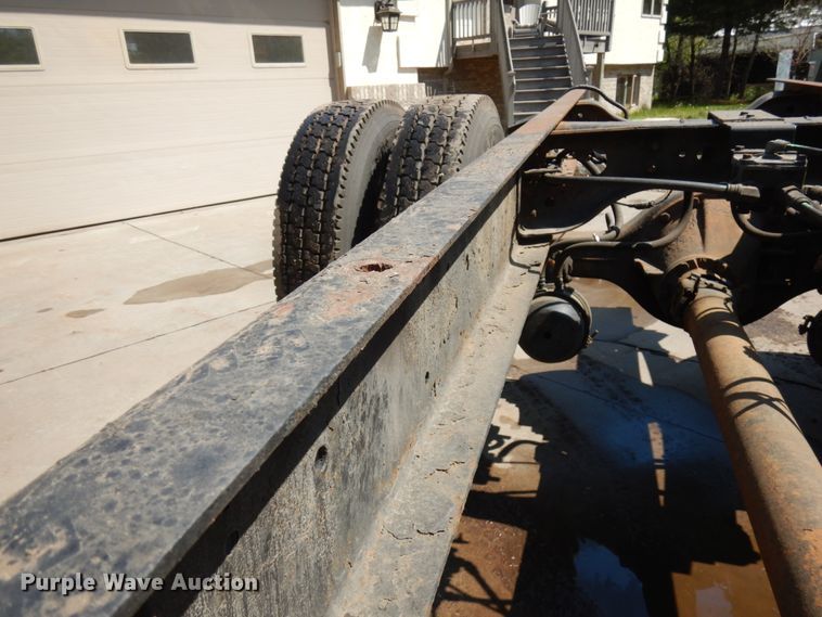 image for item IT9412 2002 International 4300  truck cab and chassis