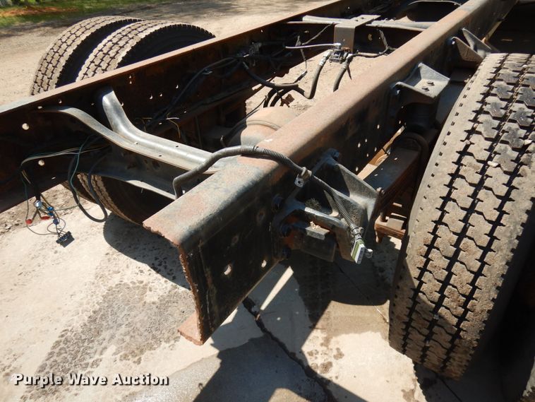 image for item IT9412 2002 International 4300  truck cab and chassis